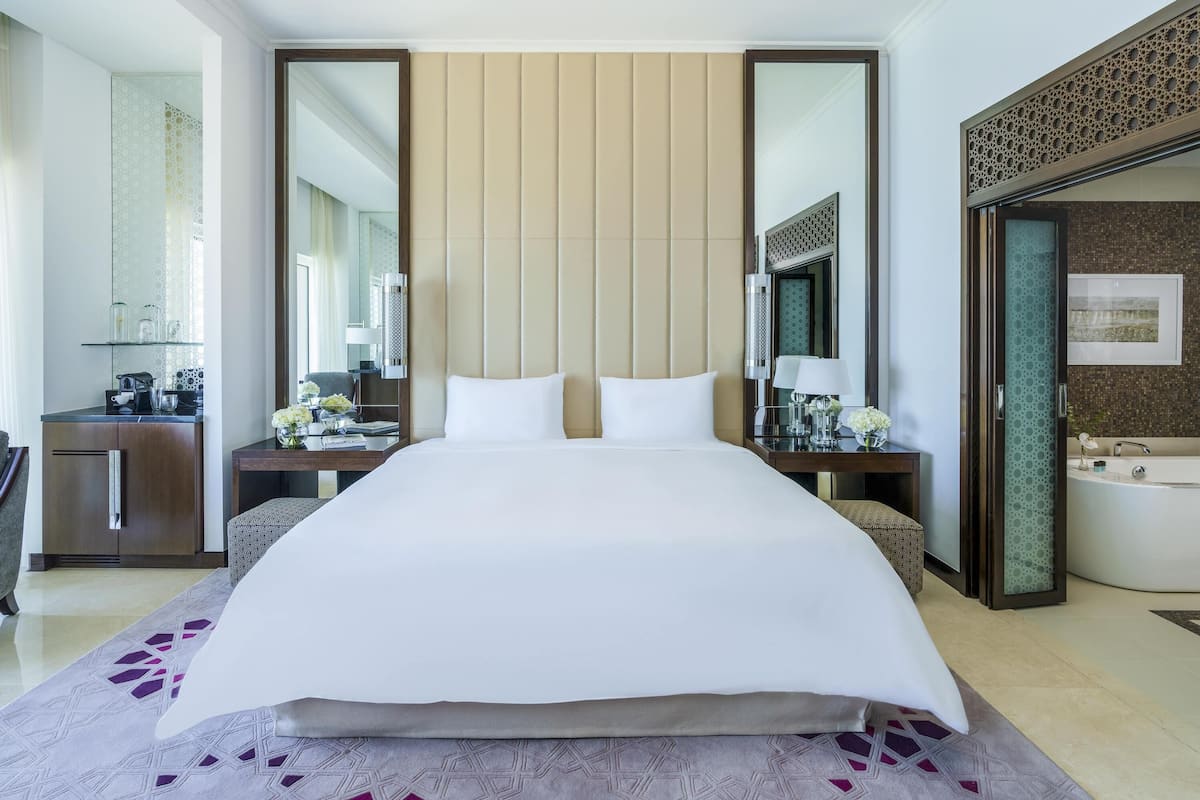 Chambre Premium, balcon (Corniche view) | Literie de qualité supérieure, minibar, coffres-forts dans les chambres