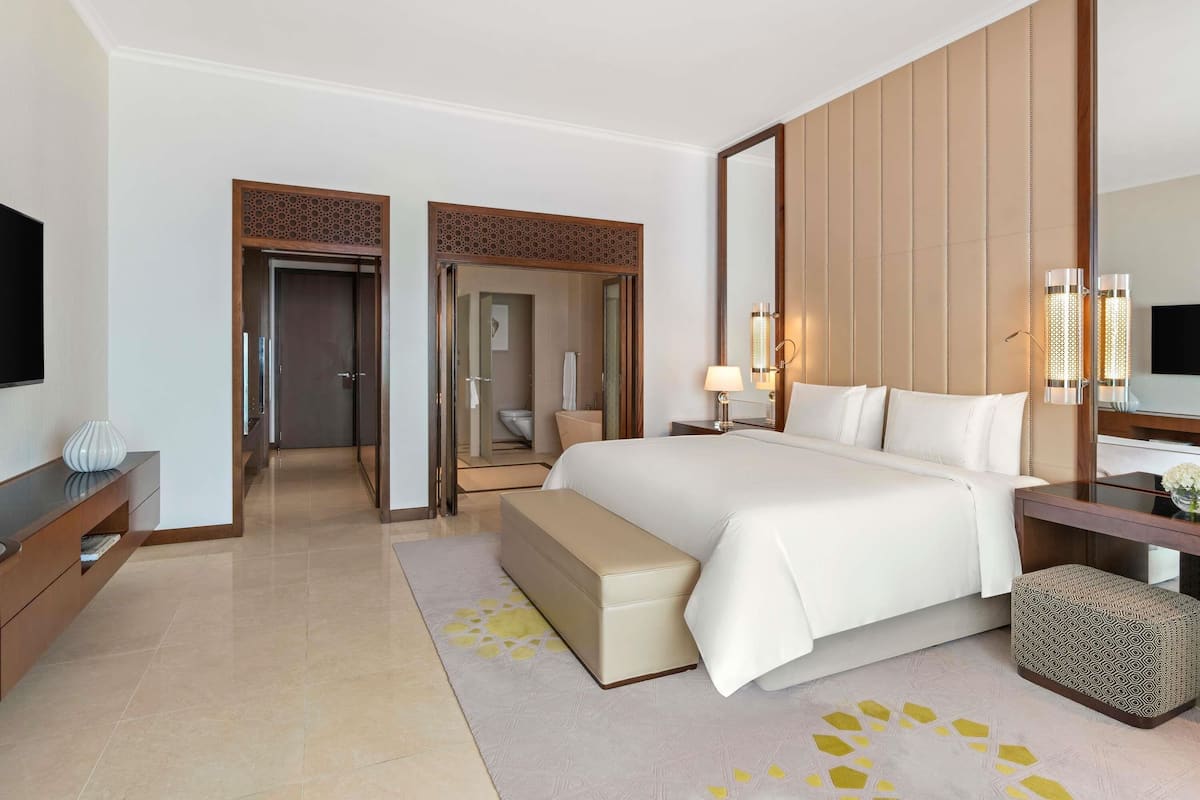 Superior Room, 1 King Bed, Sea View | Premium bedding, minibar, in-room safe, individually furnished