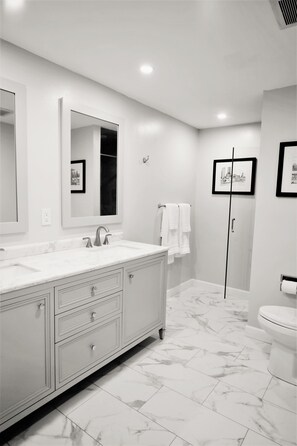 Shower, hair dryer, towels, soap - Lake View New Guest Suite in Golf Course w/ King Bed (Kenmore)