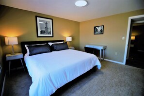 3 bedrooms, desk, free WiFi, bed sheets - Lake View New Guest Suite  in Golf Course w/ King Bed (Kenmore)
