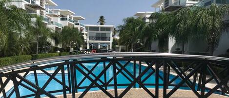 حمّام سباحة خارجي