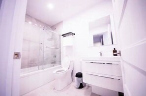 Ducha y bañera combinadas, secador de pelo, toallas y jabón