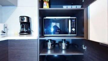 Réfrigérateur, micro-ondes, four, plaque de cuisson