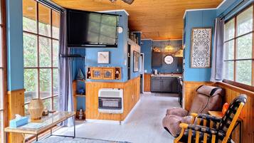 3 makuuhuonetta, työpöytä, silitysrauta/-lauta, ilmainen Wi-Fi