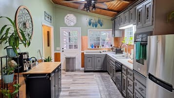 Jääkaappi, mikroaaltouuni, uuni, liesi