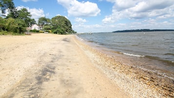 Beach nearby, sun loungers, beach towels