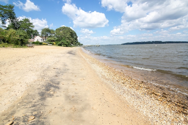 Nær stranden, solsenger og strandhåndklær