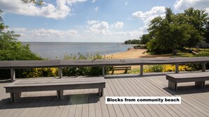 A wooden deck with benches overlooking a beach. - Firefly Cottage at the Cape, Hot Tub, Community beach, Boat Show, USNA Football. (Annapolis)