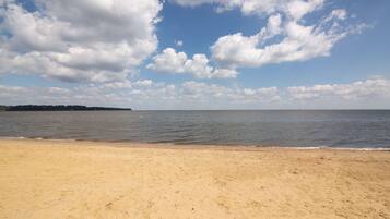Beach nearby, sun loungers, beach towels