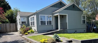 Spruce Cottage Bright 3 Bedroom 2 Bath near Henderson Center. Master suite.