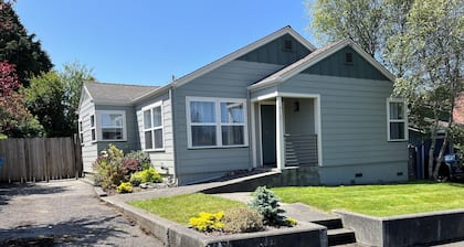 Spruce Cottage Bright 3 Bedroom 2 Bath near Henderson Center. Master suite.