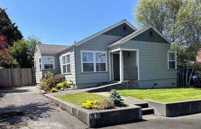 Spruce Cottage Bright 3 Bedroom 2 Bath near Henderson Center. Master suite.