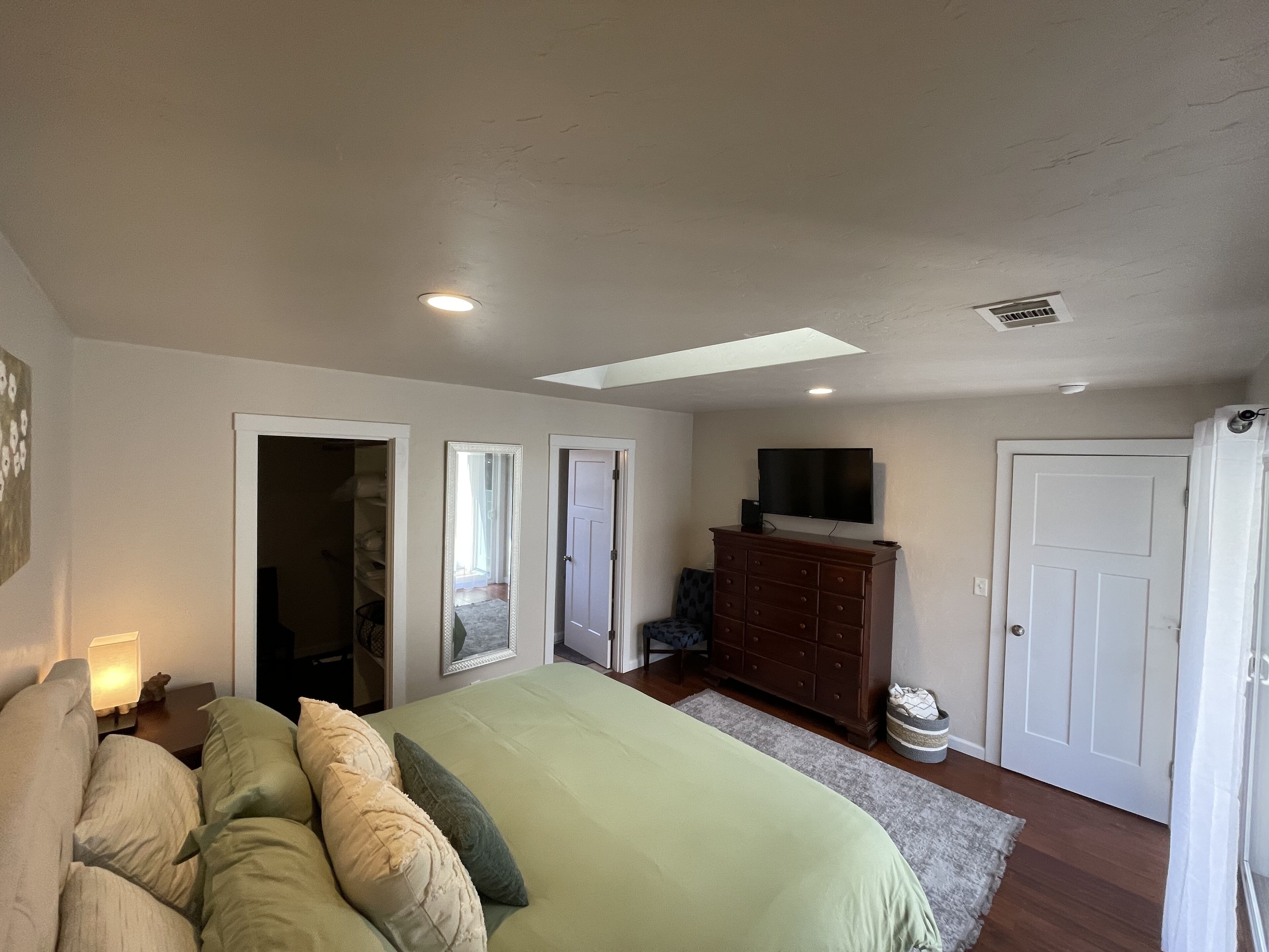 Spruce Cottage Bright 3 Bedroom 2 Bath near Henderson Center. Master suite.