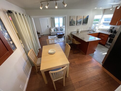 Spruce Cottage Bright 3 Bedroom 2 Bath near Henderson Center. Master suite.