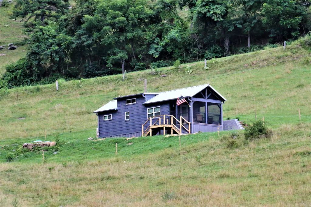* NEW* Cabin on the Farm, Cozy, Comfortable, Relaxation