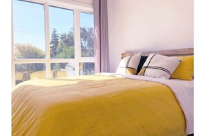 2 chambres, bureau, fer et planche à repasser, lit de bébé portatif