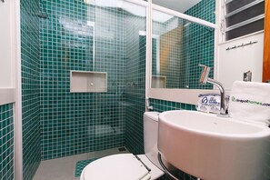 Executive vierpersoonskamer | Badkamer | Een haardroger, badjassen, handdoeken, zeep