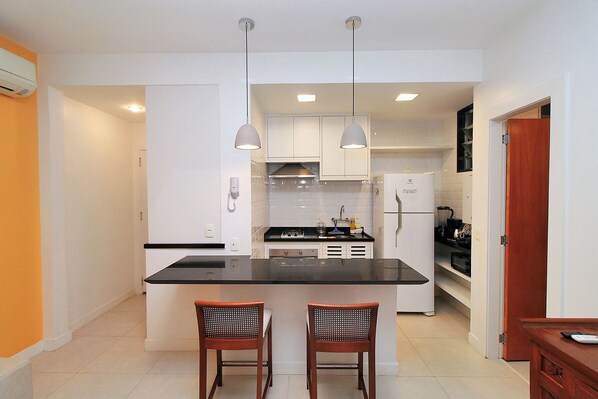 Habitació quàdruple executiva | Cuina privada | Frigorífic, forn, placa de cuina i cafetera i tetera