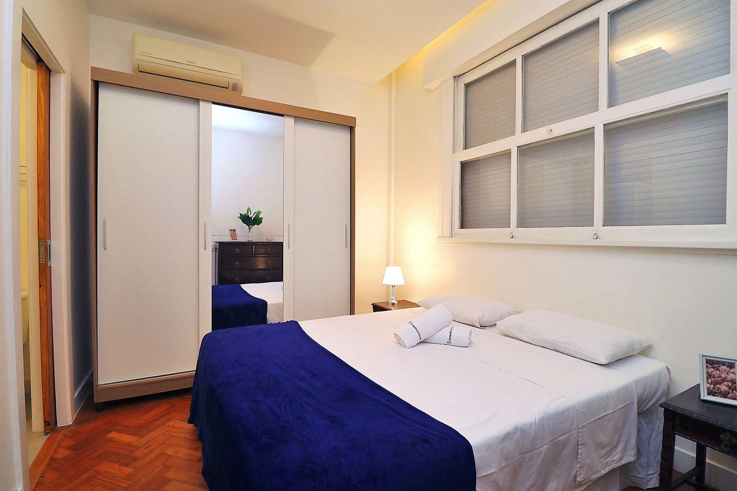 Executive vierpersoonskamer | Een bureau, reisbedje, gratis wifi, beddengoed