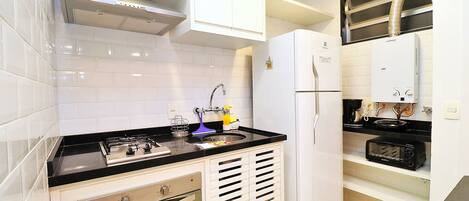 Habitación cuádruple ejecutiva | Cocina privada | Refrigerador, horno, parrilla de estufa y cafetera y tetera