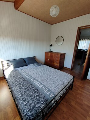 2 bedrooms, desk, iron/ironing board, WiFi