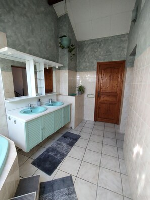 Bathtub, hair dryer, towels, toilet paper