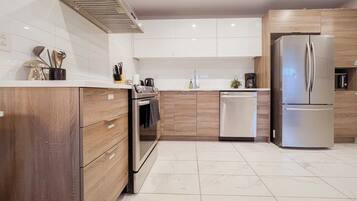 Réfrigérateur, four, plaque de cuisson, lave-vaisselle