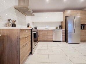 Fridge, oven, stovetop, dishwasher