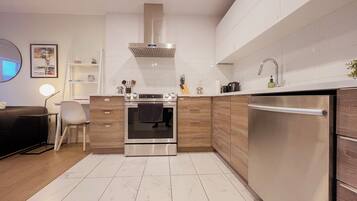 Fridge, oven, stovetop, dishwasher