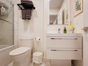 シャワー付き浴槽、ヘアドライヤー、タオル、石鹸