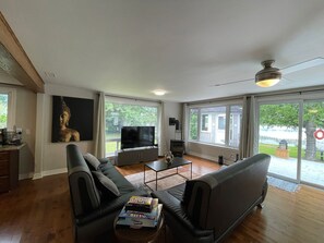 Smart TV, fireplace - Cozy Riverfront Cottage by Rideau River (Merrickville)