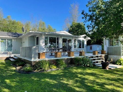 Cozy Riverfront Cottage by Rideau River