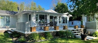 Cozy Riverfront Cottage by Rideau River