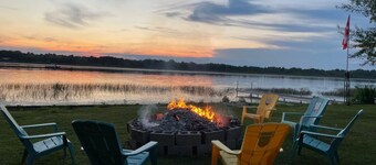 Cozy Riverfront Cottage by Rideau River