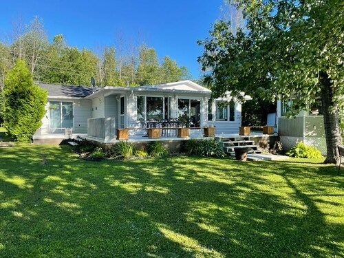 Cozy Riverfront Cottage by Rideau River