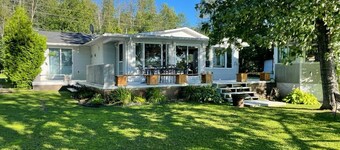 Cozy Riverfront Cottage by Rideau River