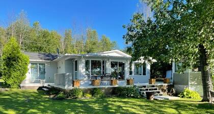 Cozy Riverfront Cottage by Rideau River