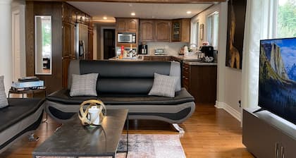 Cozy Riverfront Cottage by Rideau River