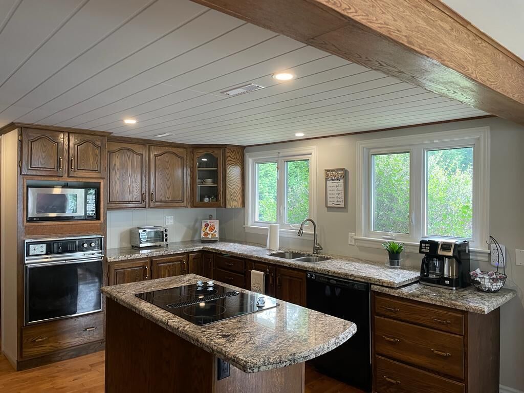 Jääkaappi, mikroaaltouuni, uuni, liesi