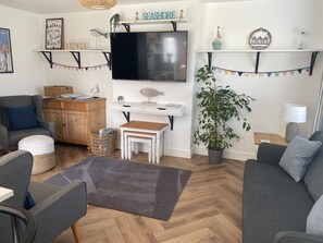 Smart TV, books - Blue Boat Cottage, Sutton on Sea - beautiful, dog friendly, cosy cottage (Mablethorpe)