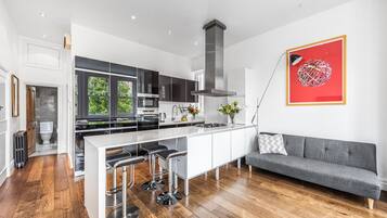 Frigorifero, microonde, forno, piano cottura