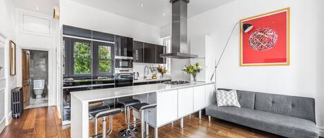 Jääkaappi, mikroaaltouuni, uuni, liesi