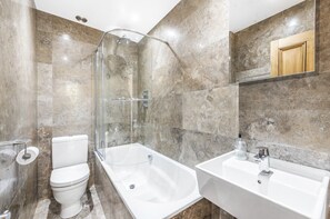 Bathtub, hair dryer, towels, toilet paper - Luxury Central London 2 bed apartment - Hampstead (London)