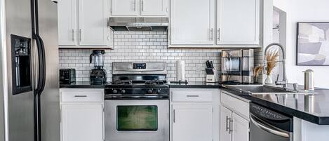 Refrigerador, microondas, horno, placa de cocina