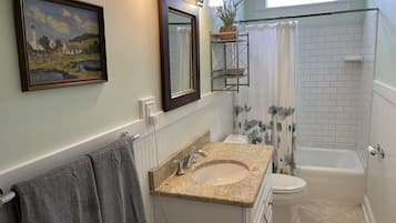 Combined shower/tub, hair dryer, towels