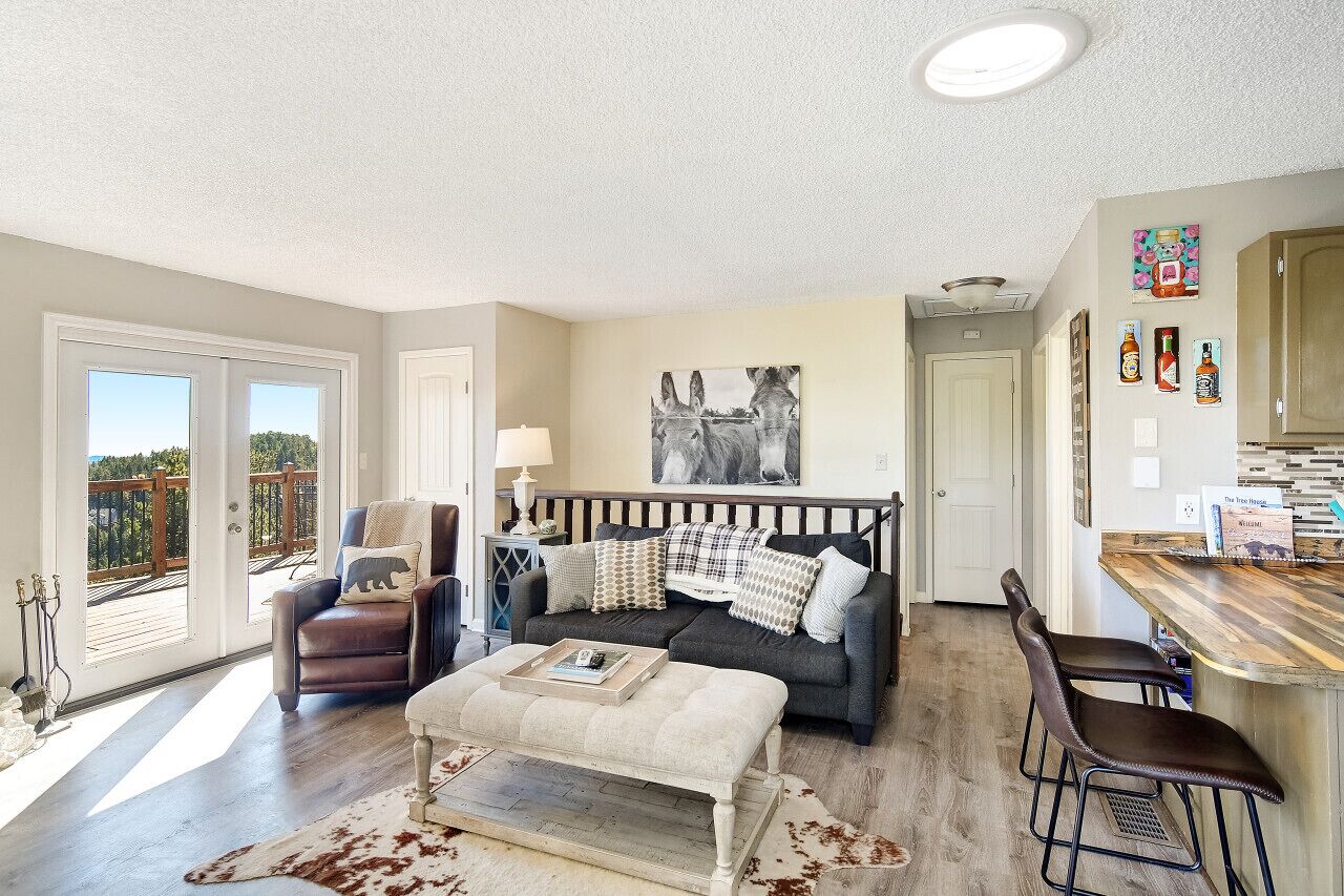 The Tree House - Cozy, mountain cabin. New hot tub!