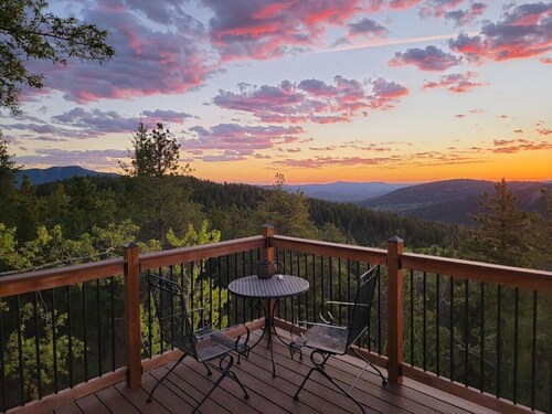 The Tree House - Cozy, mountain cabin