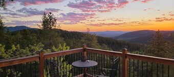 The Tree House - Cozy, mountain cabin