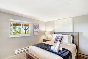 3 bedrooms, desk, iron/ironing board, free WiFi