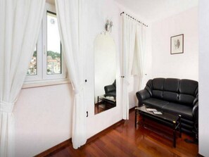 8 عدّة غرف نوم وميني بار ومكواة/لوح كي وواي فاي مجانًا